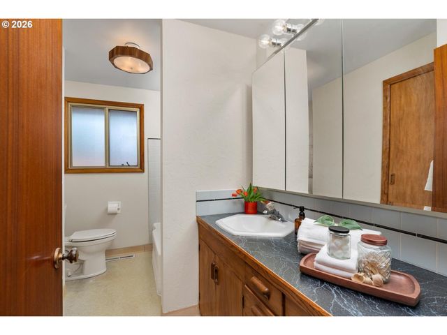 10919 Se MILL Ct, Portland, OR 97216