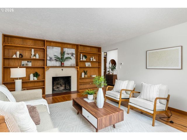 10919 Se MILL Ct, Portland, OR 97216