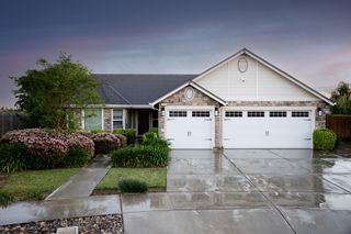 2508 N Kayenta Court, Visalia, CA 93291