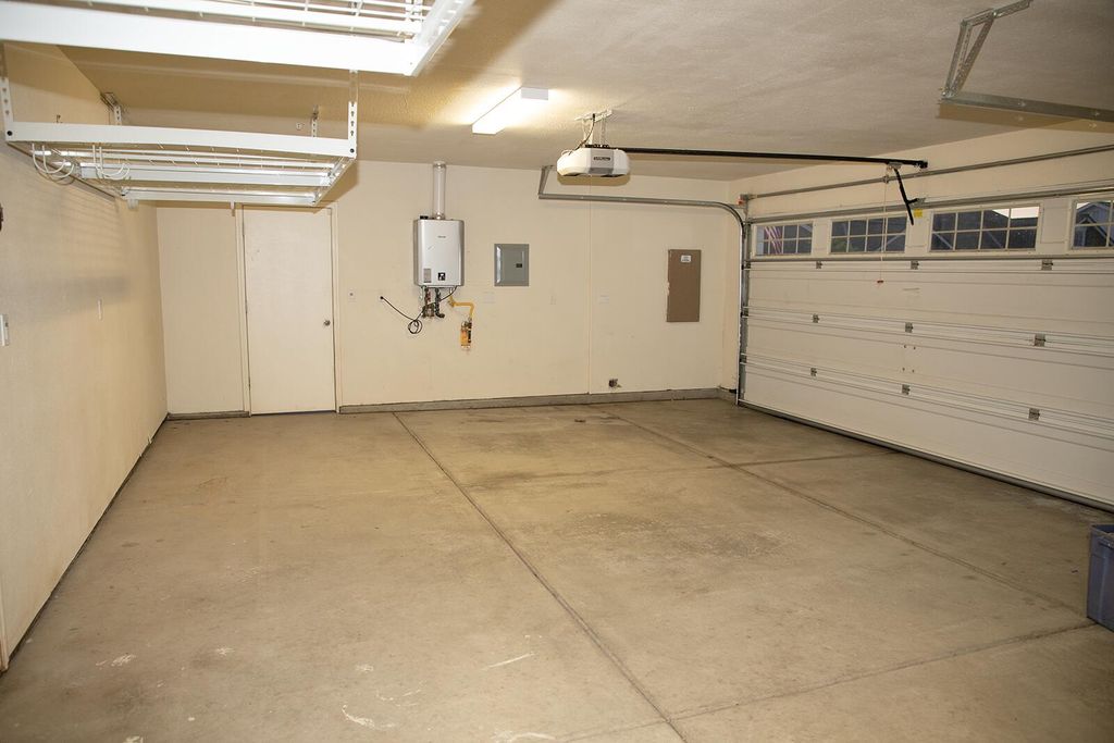 Image 19 of property listing at 2508 N Kayenta Court, Visalia, CA 93291