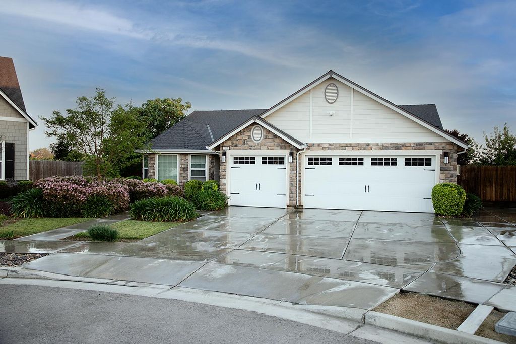 Image 2 of property listing at 2508 N Kayenta Court, Visalia, CA 93291