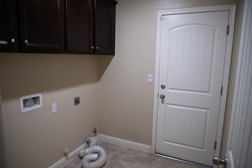 Image 20 of property listing at 2508 N Kayenta Court, Visalia, CA 93291