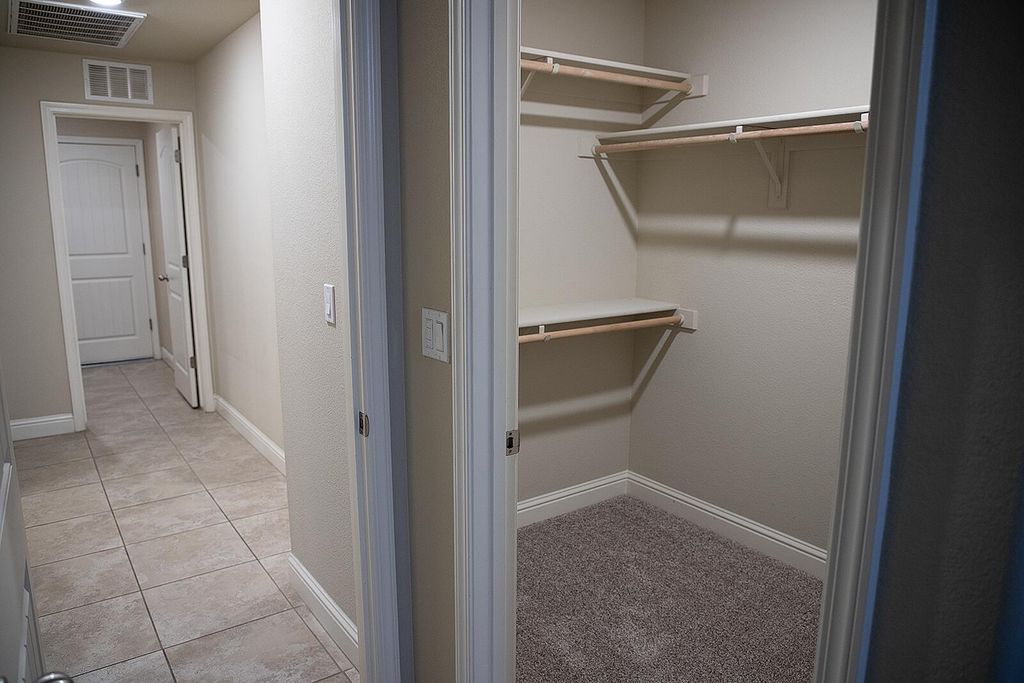 Image 26 of property listing at 2508 N Kayenta Court, Visalia, CA 93291