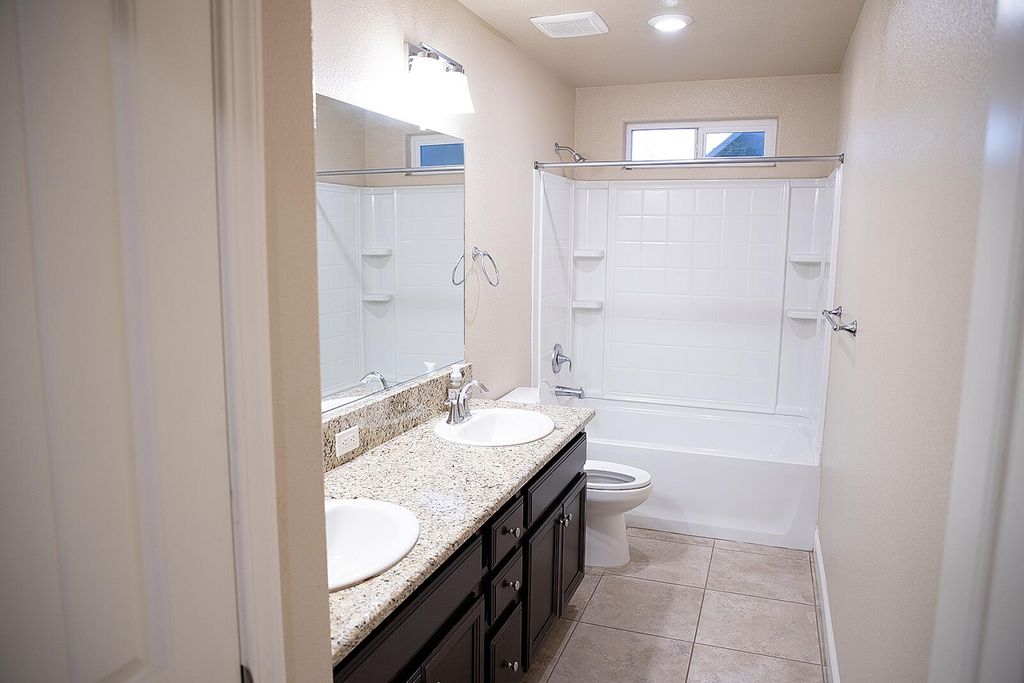 Image 28 of property listing at 2508 N Kayenta Court, Visalia, CA 93291