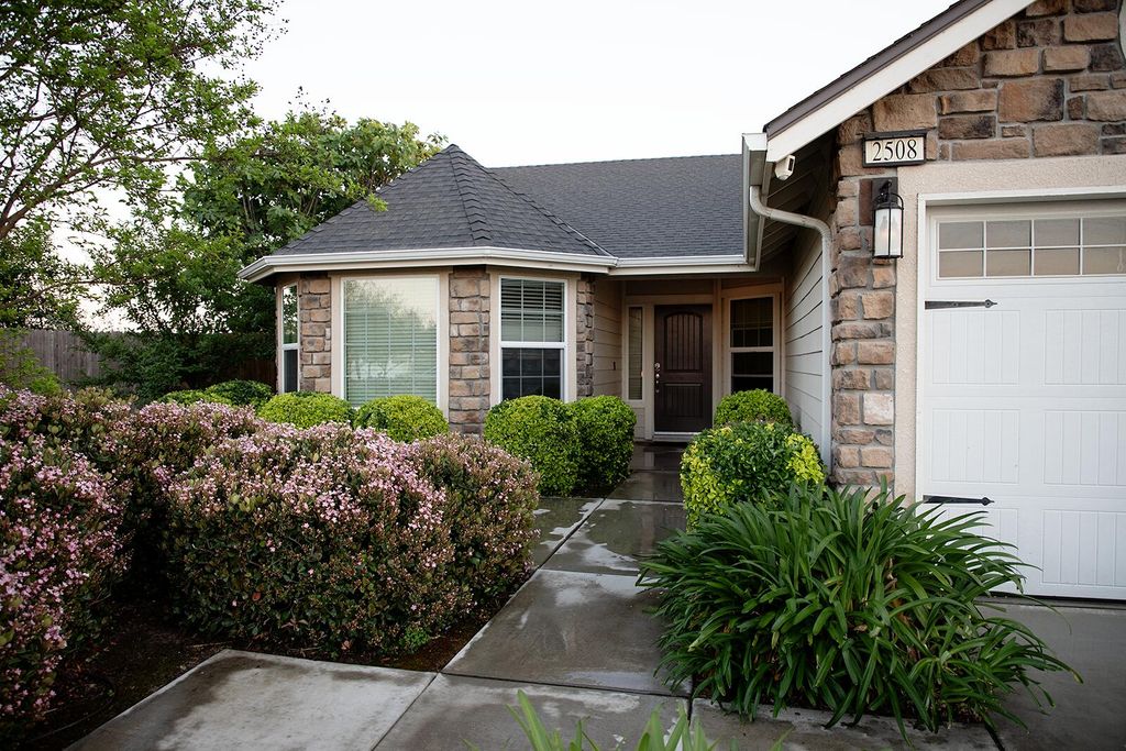 Image 3 of property listing at 2508 N Kayenta Court, Visalia, CA 93291