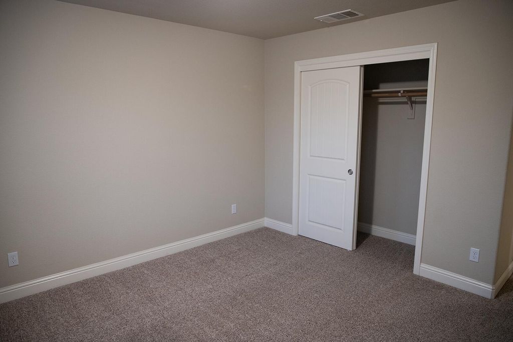 Image 33 of property listing at 2508 N Kayenta Court, Visalia, CA 93291