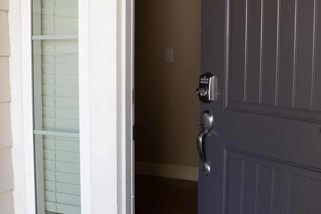 Image 4 of property listing at 2508 N Kayenta Court, Visalia, CA 93291