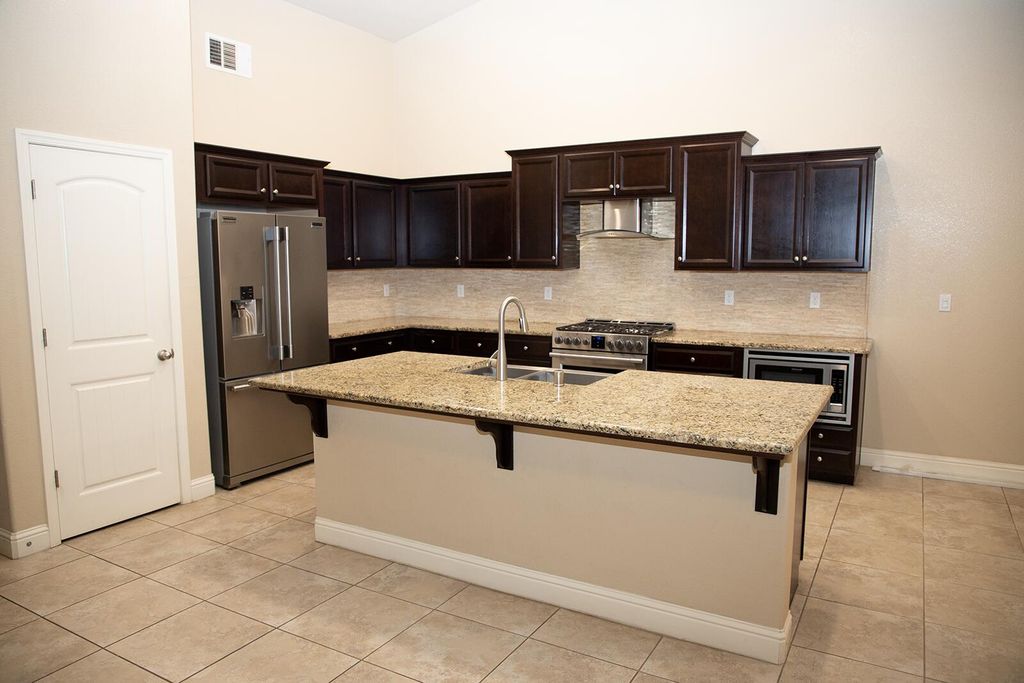 Image 5 of property listing at 2508 N Kayenta Court, Visalia, CA 93291