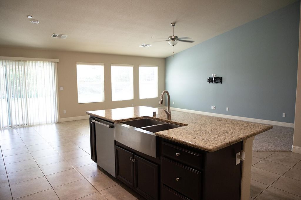 Image 6 of property listing at 2508 N Kayenta Court, Visalia, CA 93291