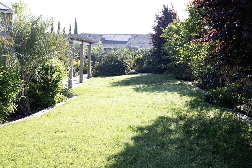 Image 8 of property listing at 2508 N Kayenta Court, Visalia, CA 93291