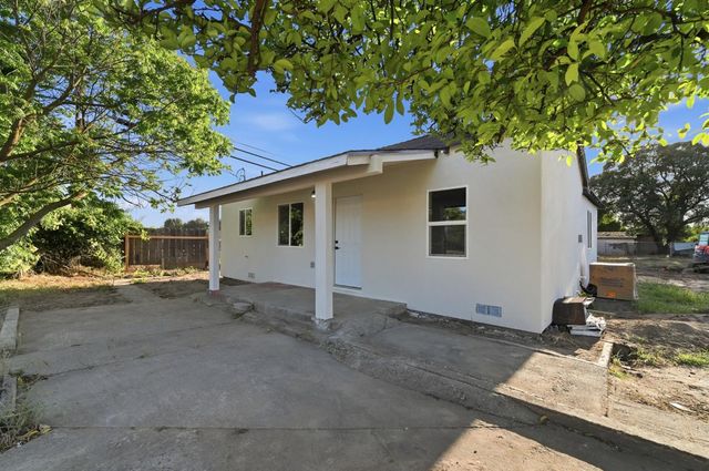 696 Pedersen Rd, Oakdale, CA 95361