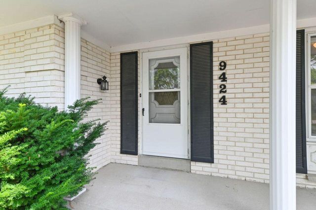 9424 N Waverly DRIVE, Bayside, WI 53217