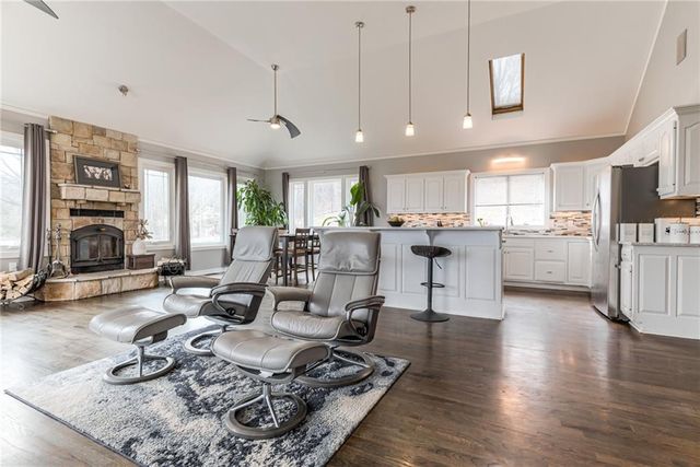 22528 Hatchell Road, Tonganoxie, KS 66086