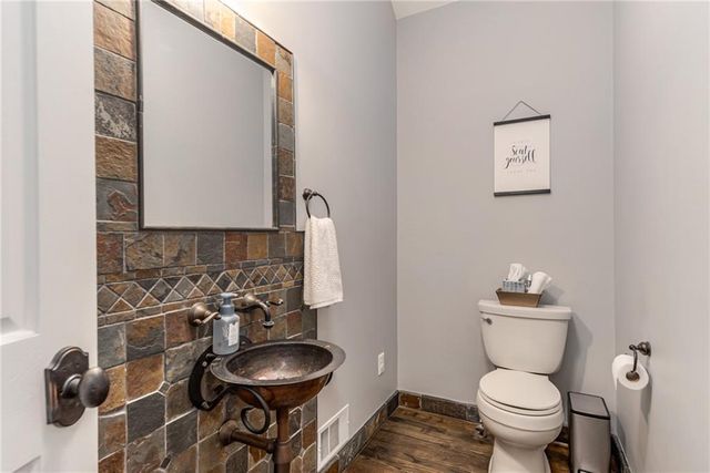 22528 Hatchell Road, Tonganoxie, KS 66086