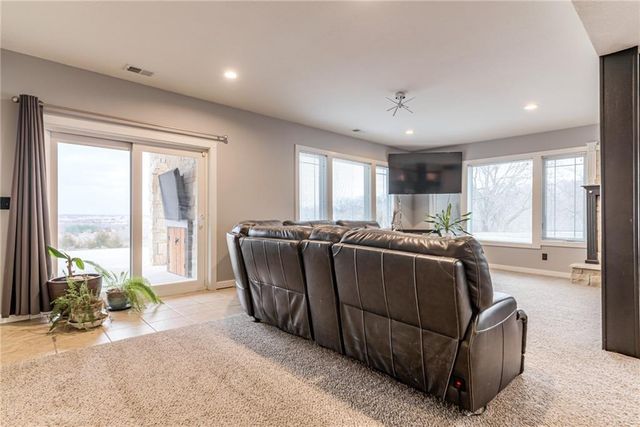 22528 Hatchell Road, Tonganoxie, KS 66086