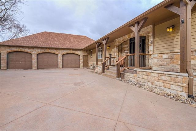 22528 Hatchell Road, Tonganoxie, KS 66086