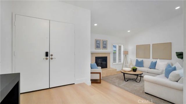 22 Yorktown, Irvine, CA 92620