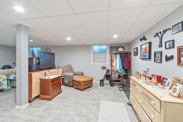 83 Longview St, Haverhill, MA 01830