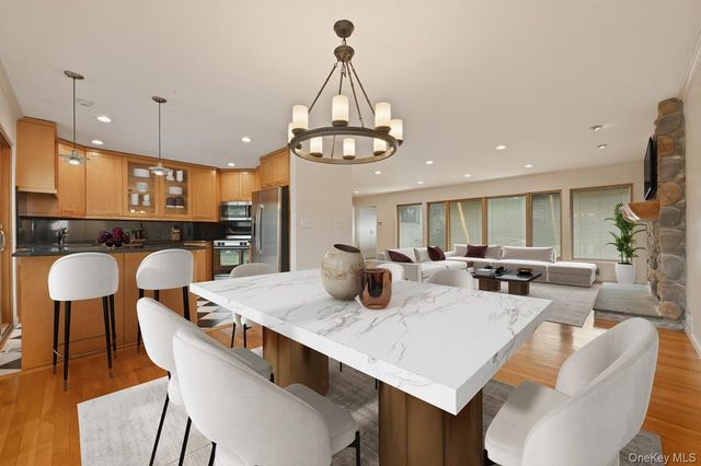 41 Highfield Lane, East Hills, NY 11577