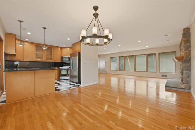 41 Highfield Lane, East Hills, NY 11577