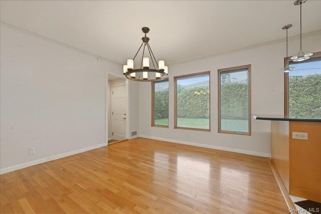 41 Highfield Lane, East Hills, NY 11577