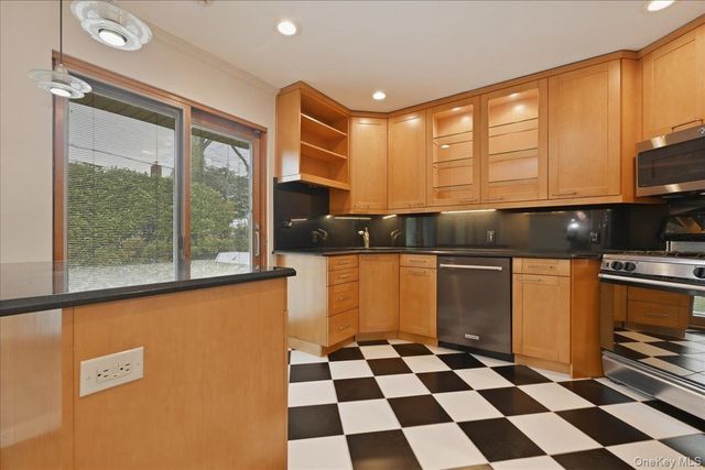 41 Highfield Lane, East Hills, NY 11577