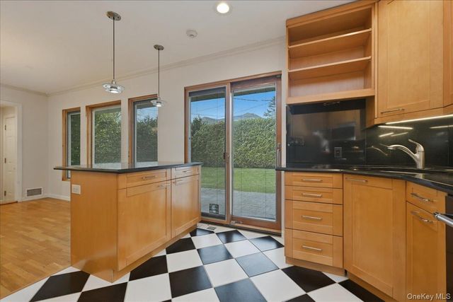 41 Highfield Lane, East Hills, NY 11577