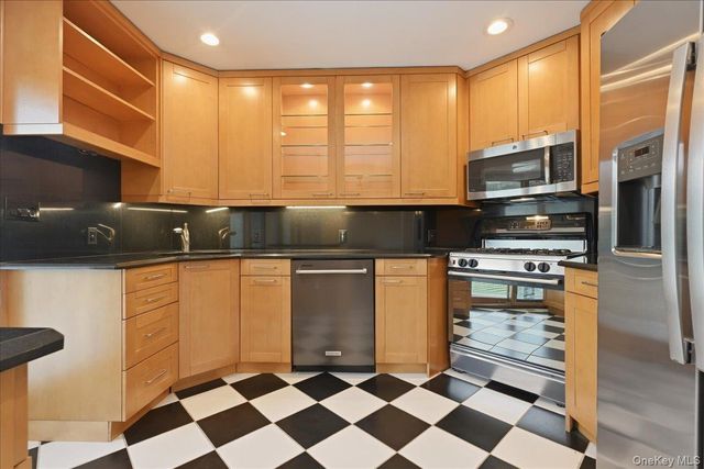 41 Highfield Lane, East Hills, NY 11577