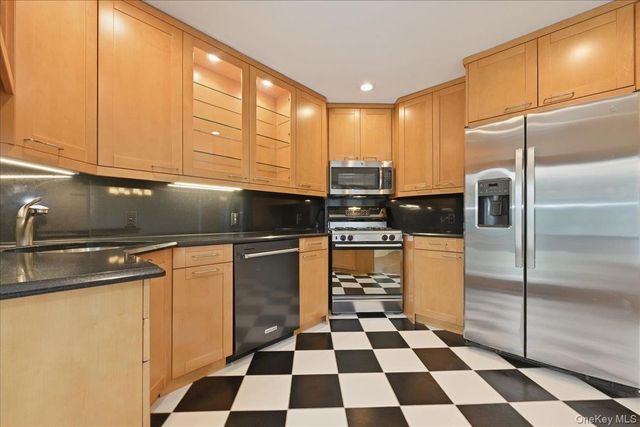 41 Highfield Lane, East Hills, NY 11577