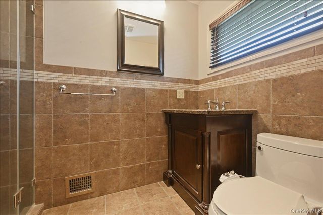 41 Highfield Lane, East Hills, NY 11577