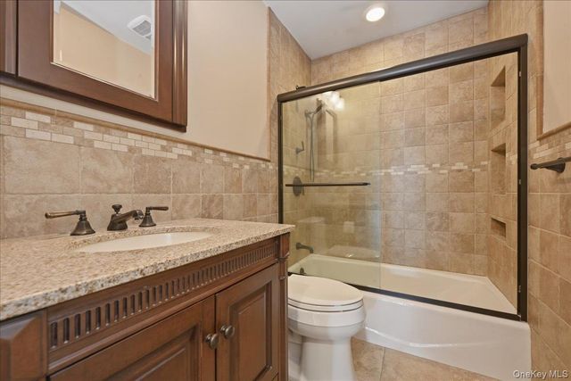 41 Highfield Lane, East Hills, NY 11577