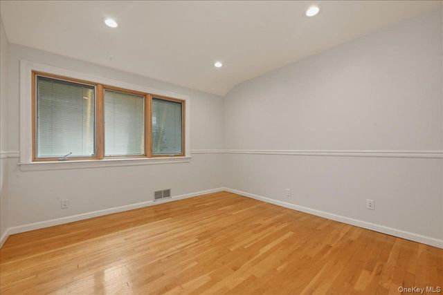 41 Highfield Lane, East Hills, NY 11577