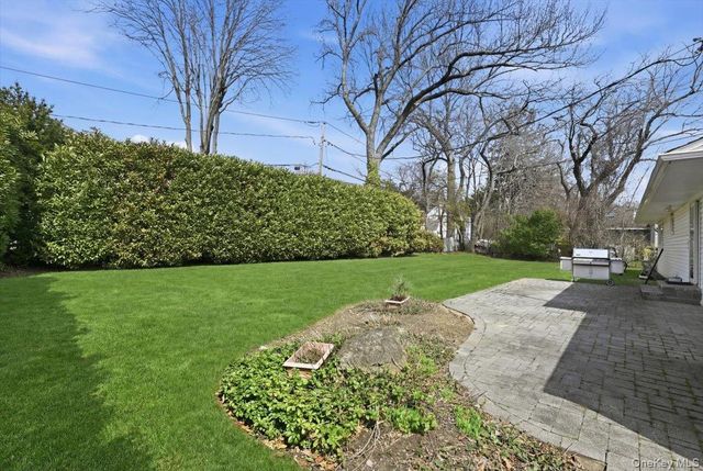 41 Highfield Lane, East Hills, NY 11577