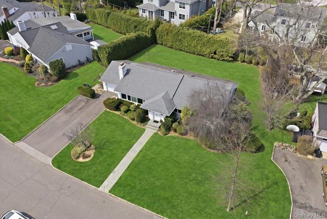 41 Highfield Lane, East Hills, NY 11577