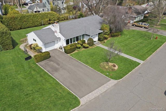 41 Highfield Lane, East Hills, NY 11577