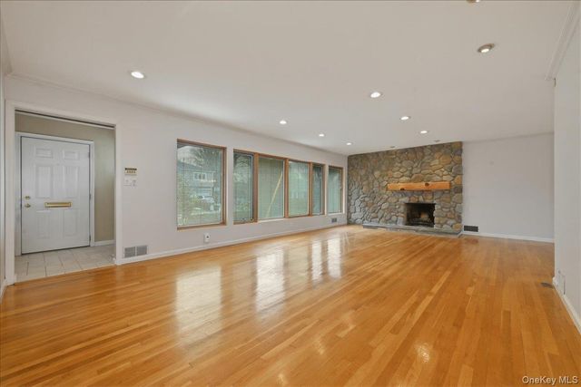 41 Highfield Lane, East Hills, NY 11577