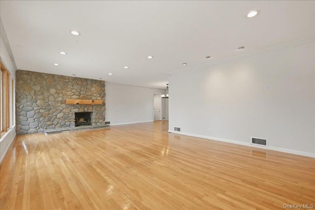 41 Highfield Lane, East Hills, NY 11577