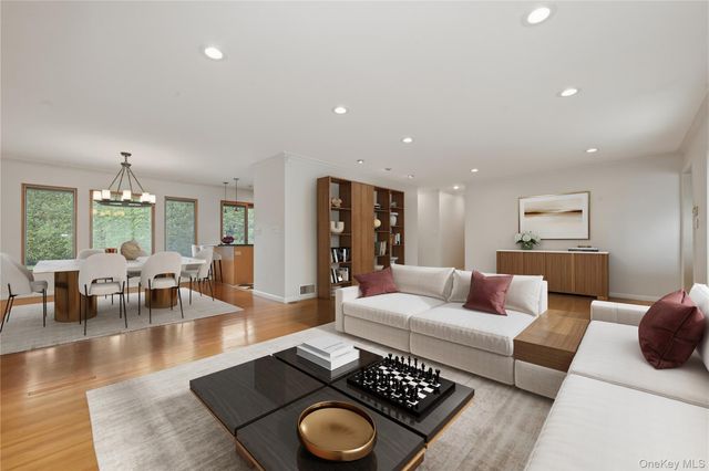 41 Highfield Lane, East Hills, NY 11577