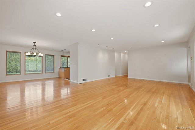 41 Highfield Lane, East Hills, NY 11577