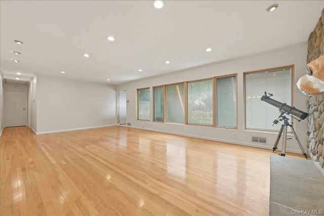 41 Highfield Lane, East Hills, NY 11577