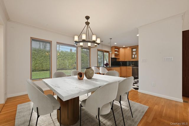 41 Highfield Lane, East Hills, NY 11577