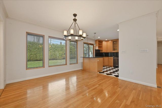 41 Highfield Lane, East Hills, NY 11577