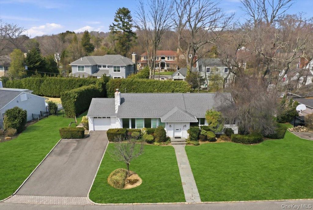 41 Highfield Lane, East Hills, NY 11577