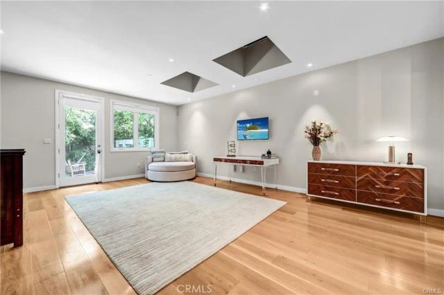 935 Hillcrest, Pasadena, CA 91106