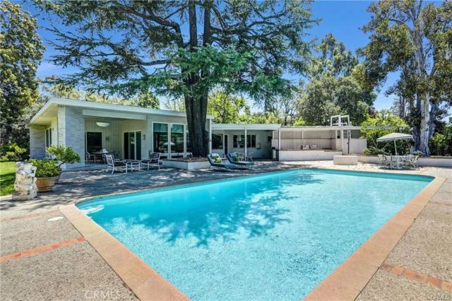 935 Hillcrest, Pasadena, CA 91106