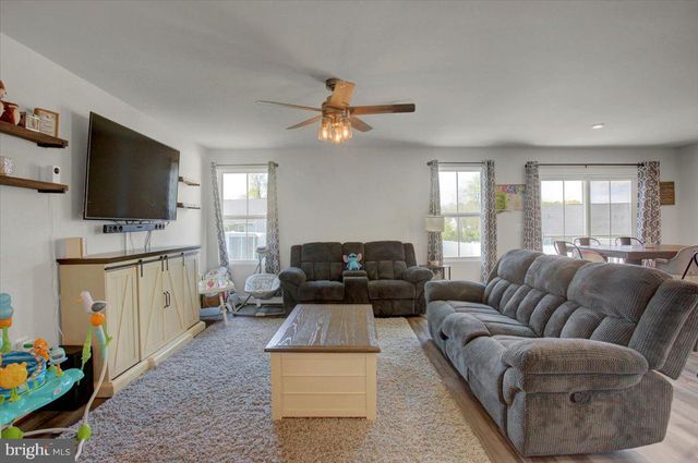 28 BOOTHBAY DR, Martinsburg, WV 25403