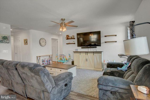 28 BOOTHBAY DR, Martinsburg, WV 25403