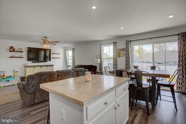 28 BOOTHBAY DR, Martinsburg, WV 25403