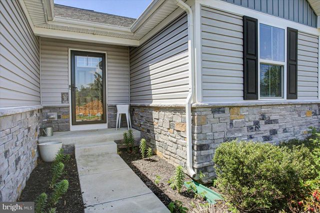 28 BOOTHBAY DR, Martinsburg, WV 25403