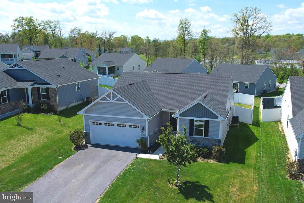 28 BOOTHBAY DR, Martinsburg, WV 25403